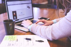 AIの受託開発で業務効率化を実現！成功企業の特徴や依頼時のチェックリストを徹底解説。AI導入を成功させるポイントとは？